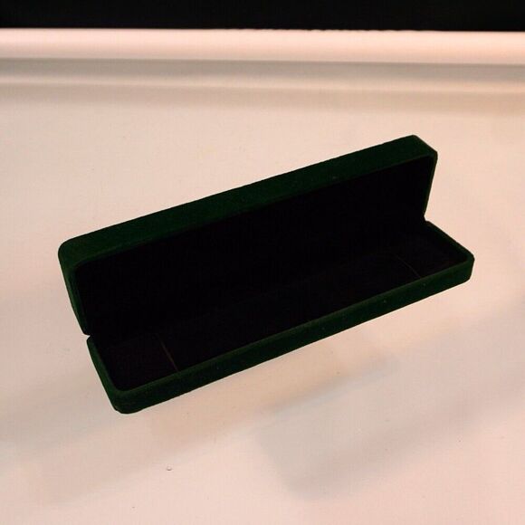Hinged Hunter Green Velvet Oblong Jewelry Gift Box - Picture 1 of 4